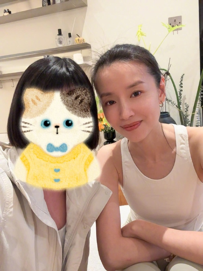 偶遇董洁上普拉提课董洁45岁状态  有网友偶遇上普拉提课，照片中董洁身穿运动套装