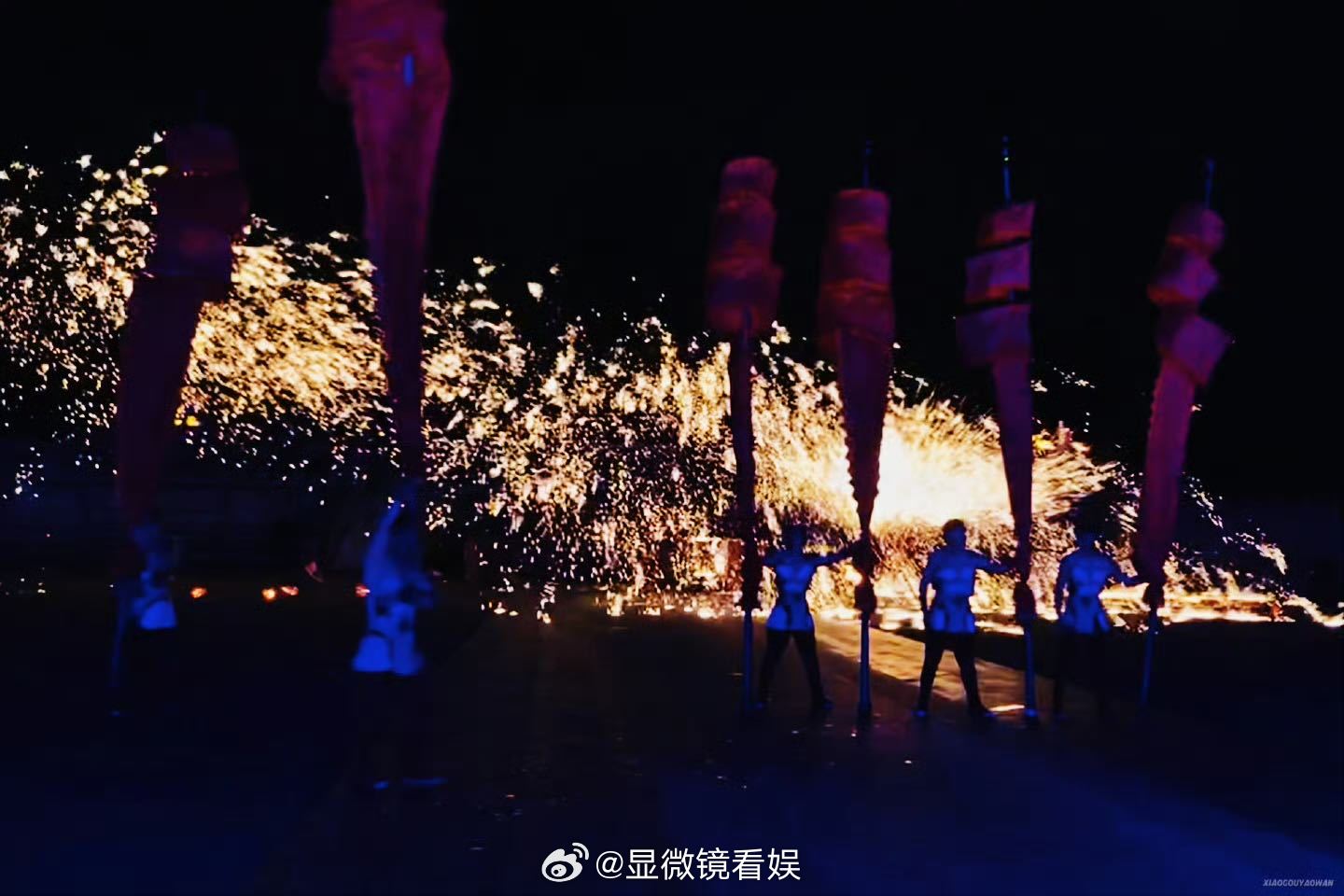 王鹤棣粉丝打铁花应援 粉随蒸煮的又一佐证！本人够耀眼，粉丝应援也跟着玩大的，非遗