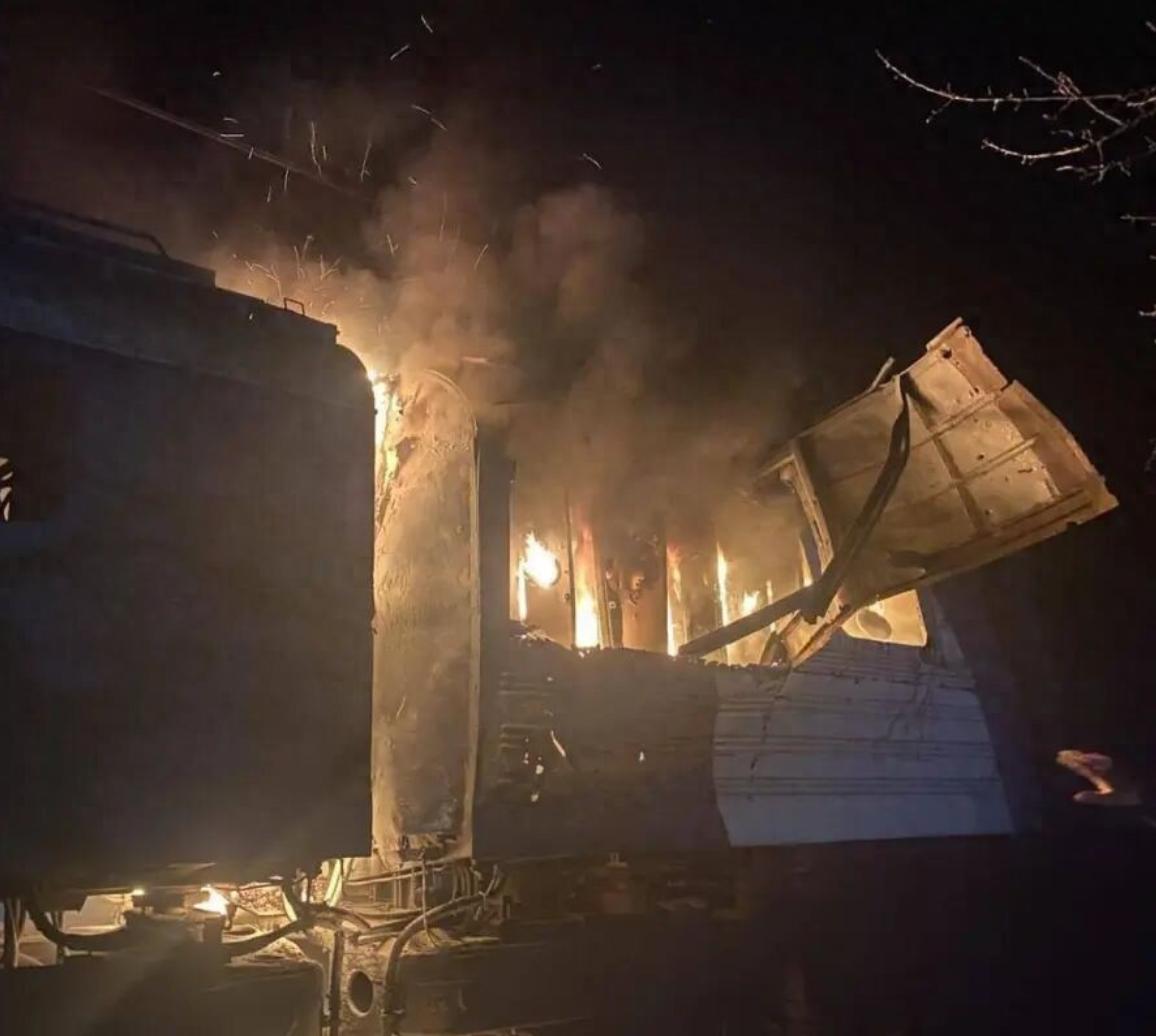 乌克兰：俄军袭击哈尔科夫州一列火车，火车司机及其副手被爆炸碎片击伤。

当地时间