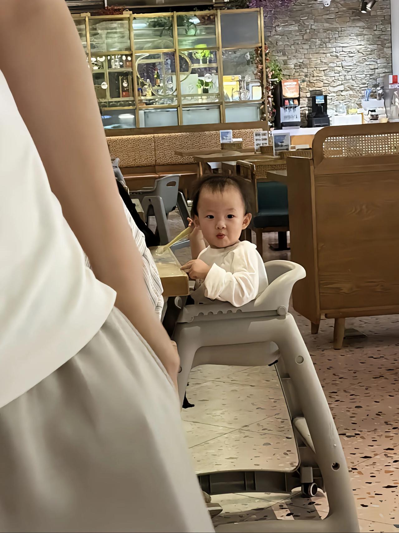 坐在宝宝餐椅上吃席的小毛头。黄一鸣的女儿@闪闪酱 
娜塔莎的双胞胎@娜塔莎一家 