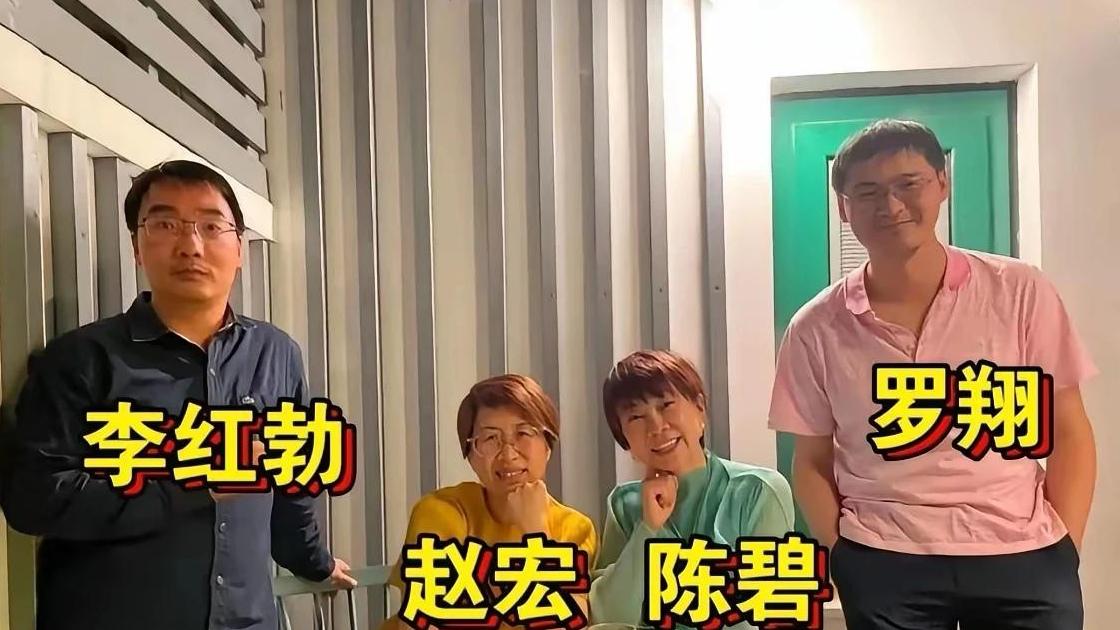 这几位我不说，大家都认识，都是在网络上很火的人。
一个以网络出名的律师真的是律师