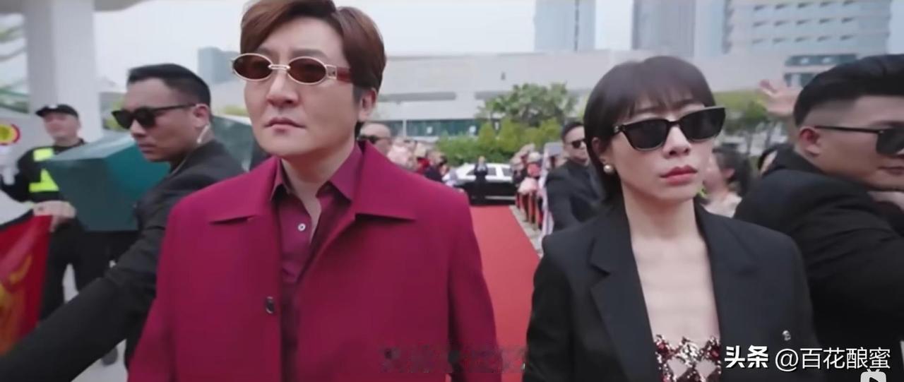 有钱能使鬼推磨。《迷墙》中郭京飞饰演的余鸣被传买彩票中了1.3个亿后，身边狐朋狗