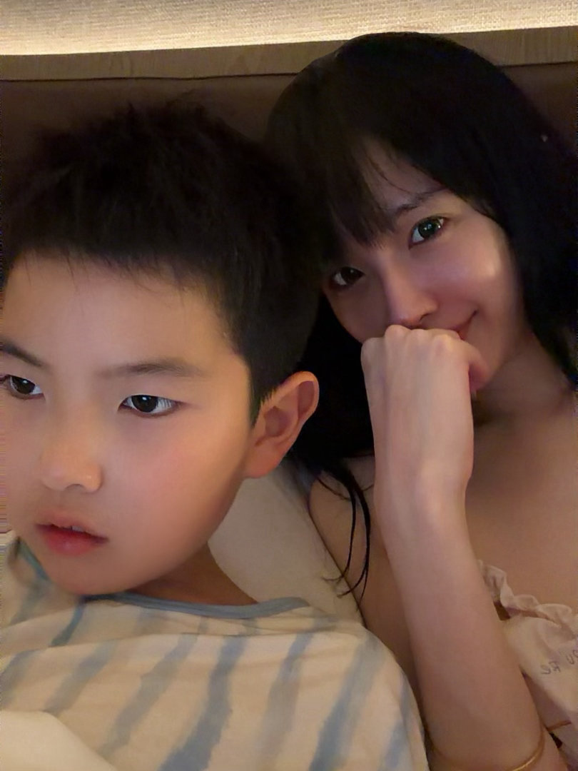 和我崽的对话⬇️麻麻给你看个人你看帅不帅团：权志龙吧，帅 