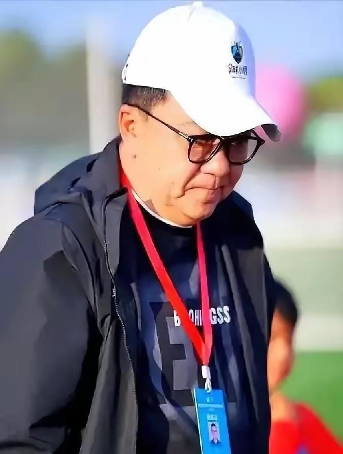 这两天，中国足球青训圈里传得最热的，就是14岁的戴佑泽和教练董路之间发生的事。