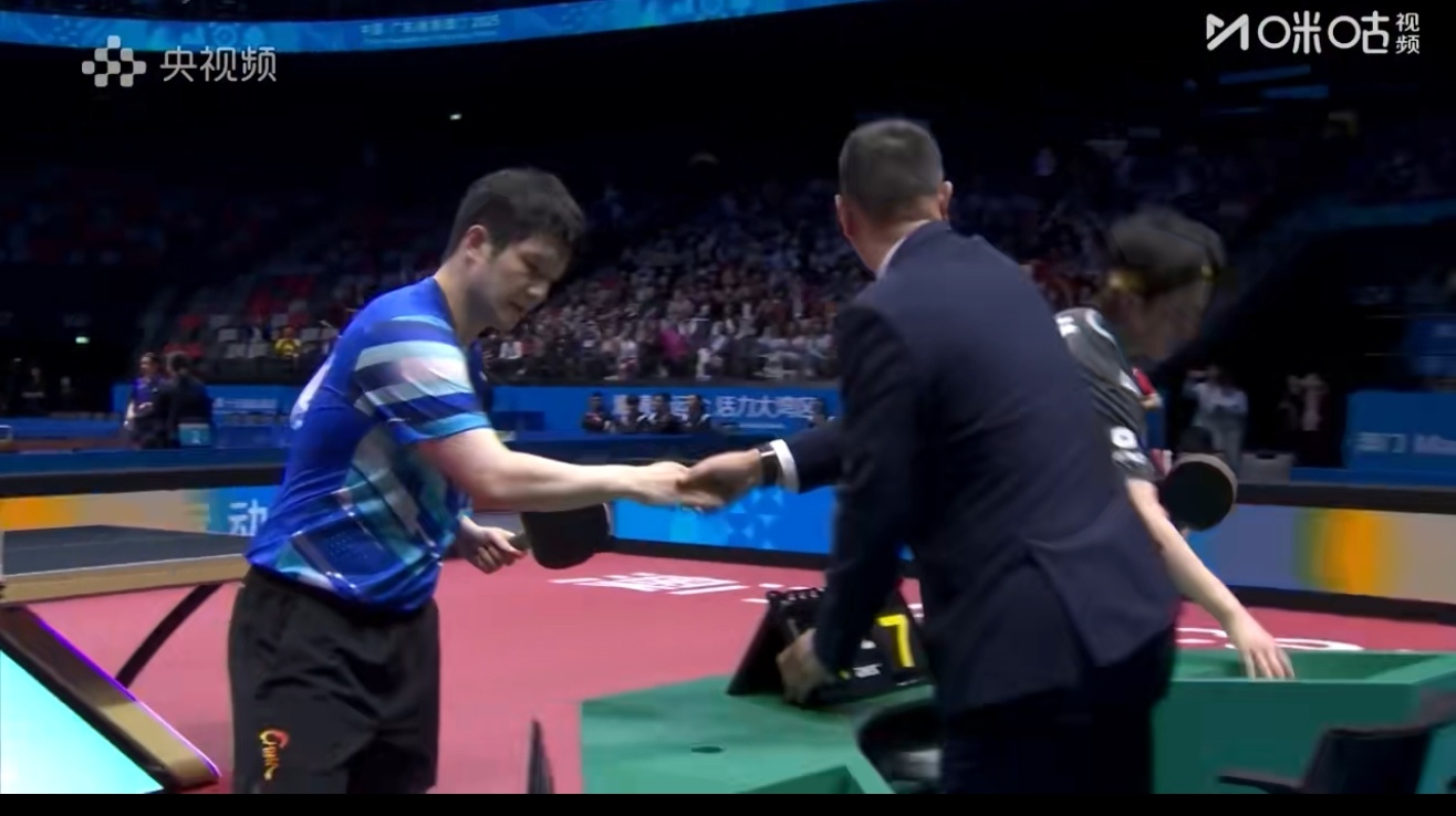 小胖一直稳定优秀，都是大神，神仙打架，谁输谁赢都正常 