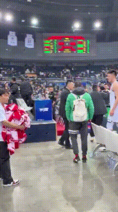 赢了天津，杨鸣在球员通道挨个击掌，还特地抱了姜宇星和外援布朗。这动作看着暖，其实