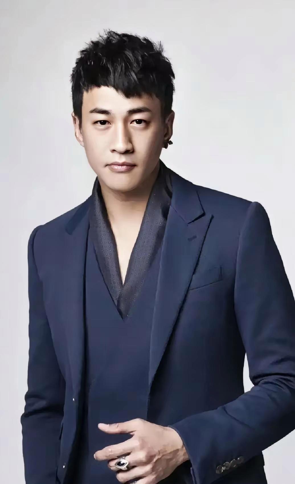 何润东最近突然因十几年前的一部旧剧爆红，真是命运最好的注脚——属于你的东西，即便