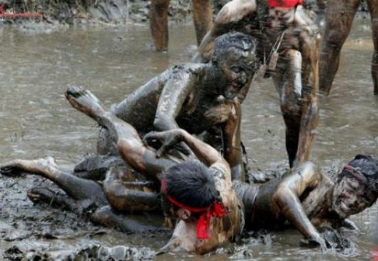 【日本最奇葩节日：比我们的泼水节还奔放，这场面有点“污”】

每个国家都有自己的
