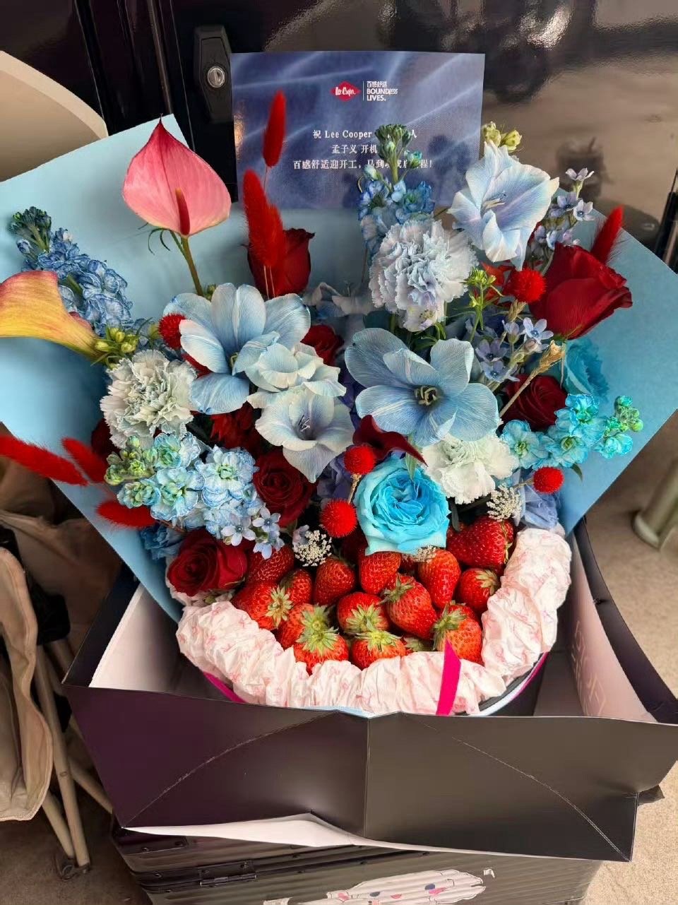 孟子义开机花篮 开机现场花篮成海，孟子义被宠爱包围！状态满分，排面拉满，大事很妙