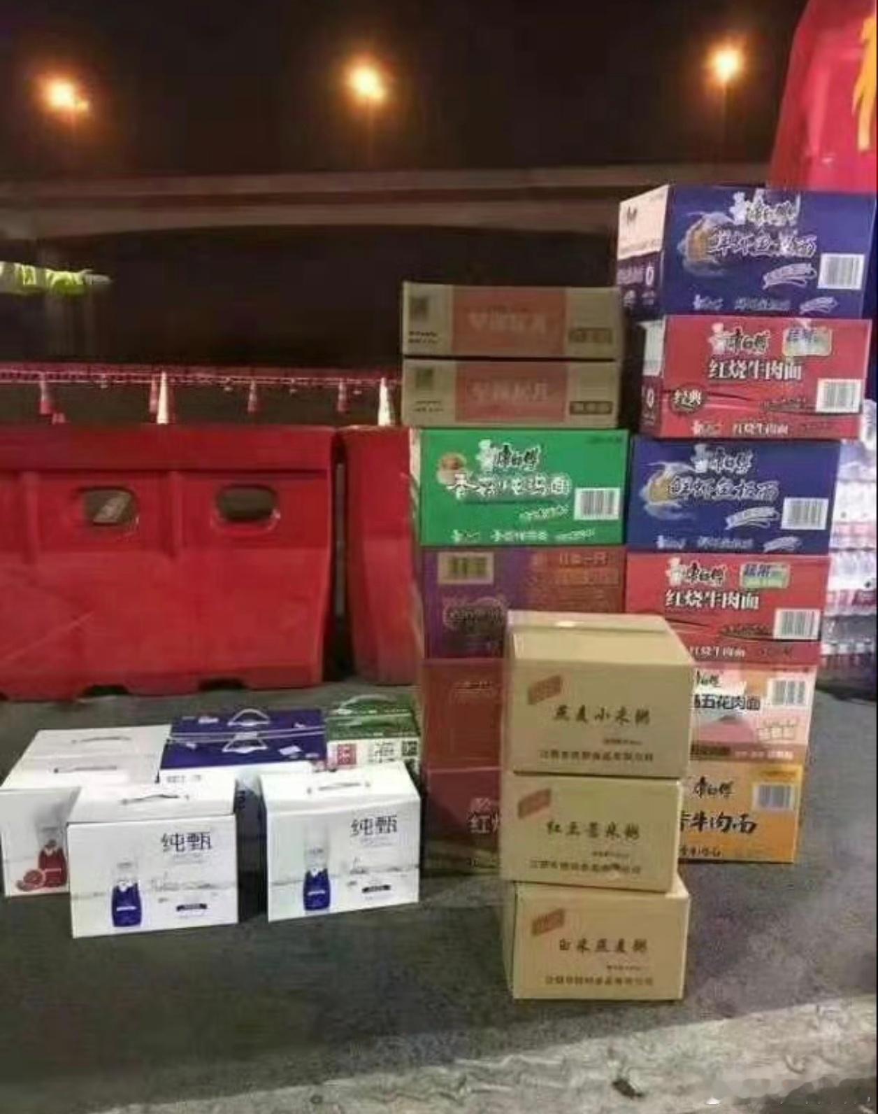想当年孙杨在泳池拿金牌的时候，全网都是一顿猛夸，荣誉、掌声、热度全都拉满。现在各
