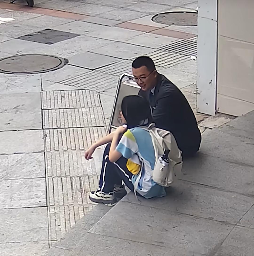 近日，在中国农业银行福州连江金安支行门前，一段温柔治愈的画面被监控完整记录，收获