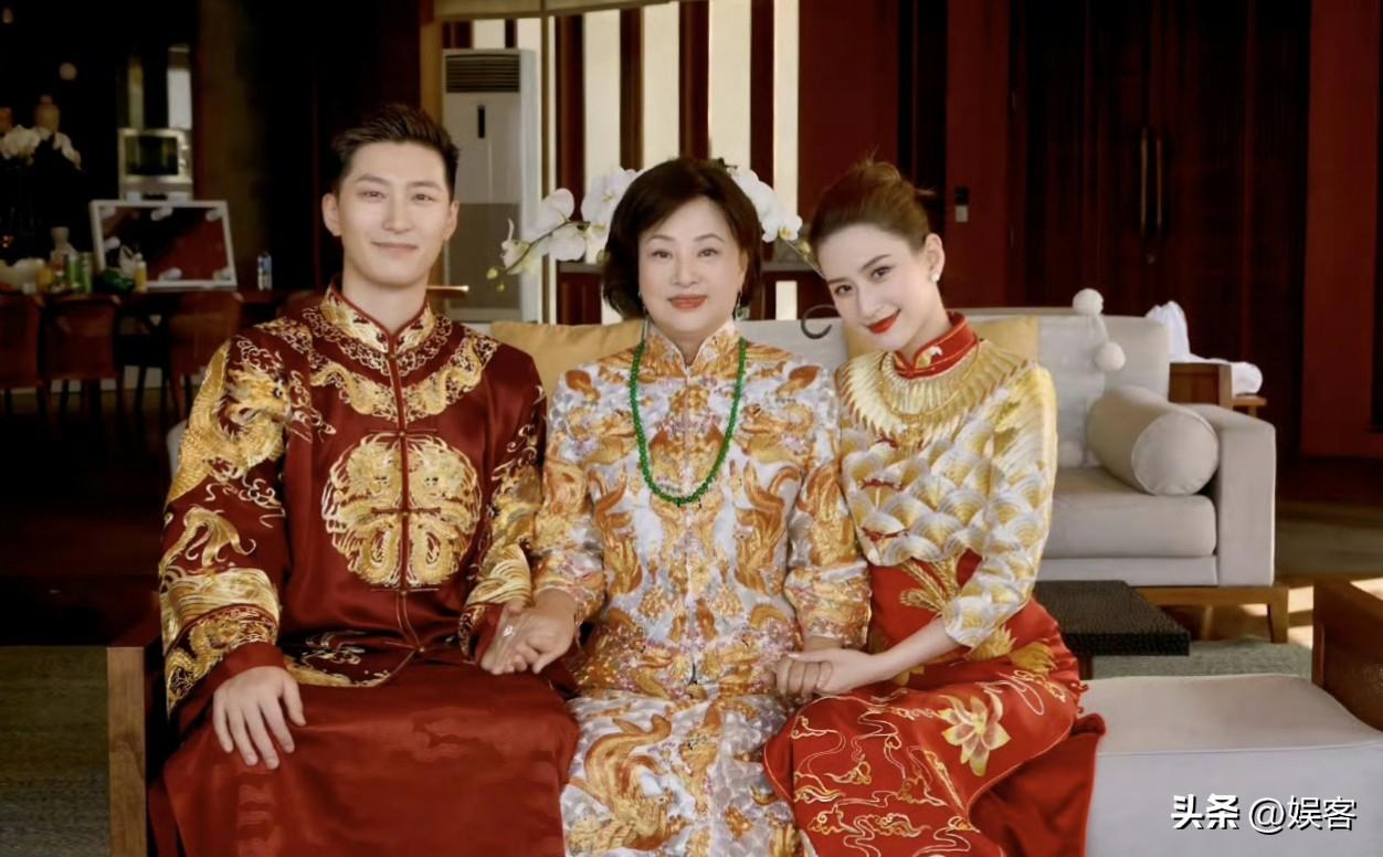 窦骁和何超莲回应离婚传闻！没有婚变！
2025年10月，向太的一句闲聊将窦骁和何