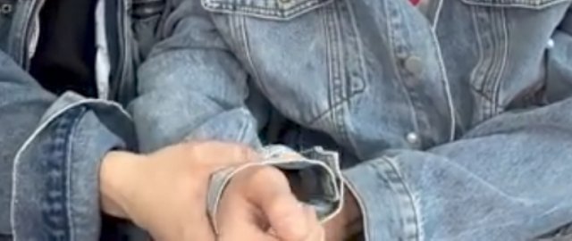 哪有人re这个nc害羞是这样完完全全缠在一起的。一个帮忙捂眼睛另一个握住手腕，下