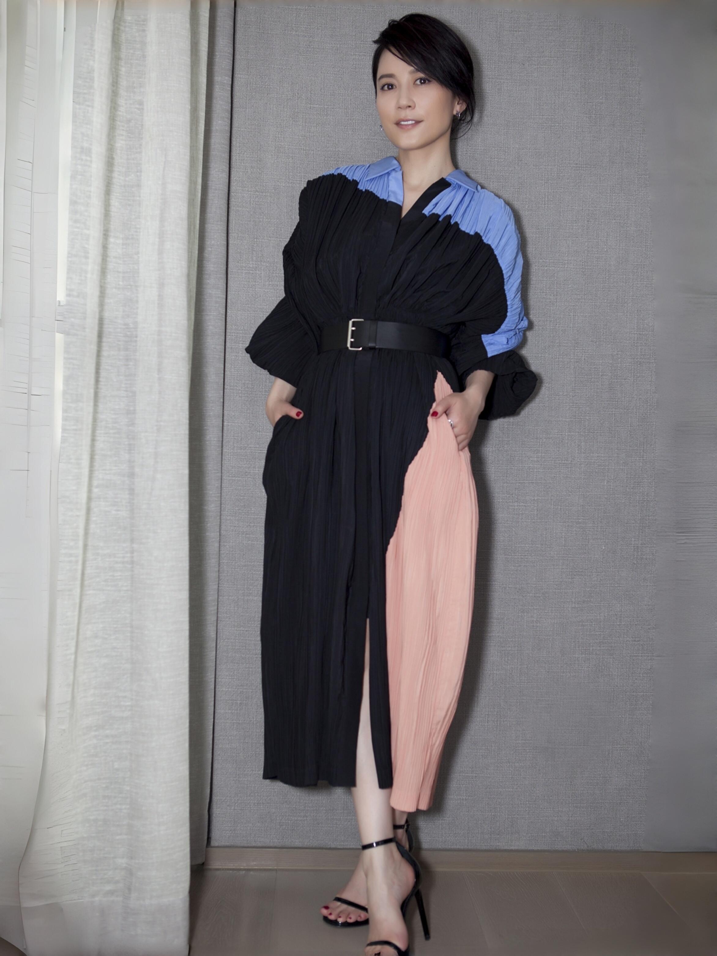 俞飞鸿大长腿凉高跟 