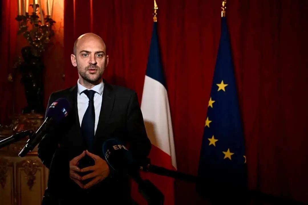 法国外交部长巴罗昨天在社交媒体发文说，抓走委内瑞拉总统马杜罗的军事行动违背了国际