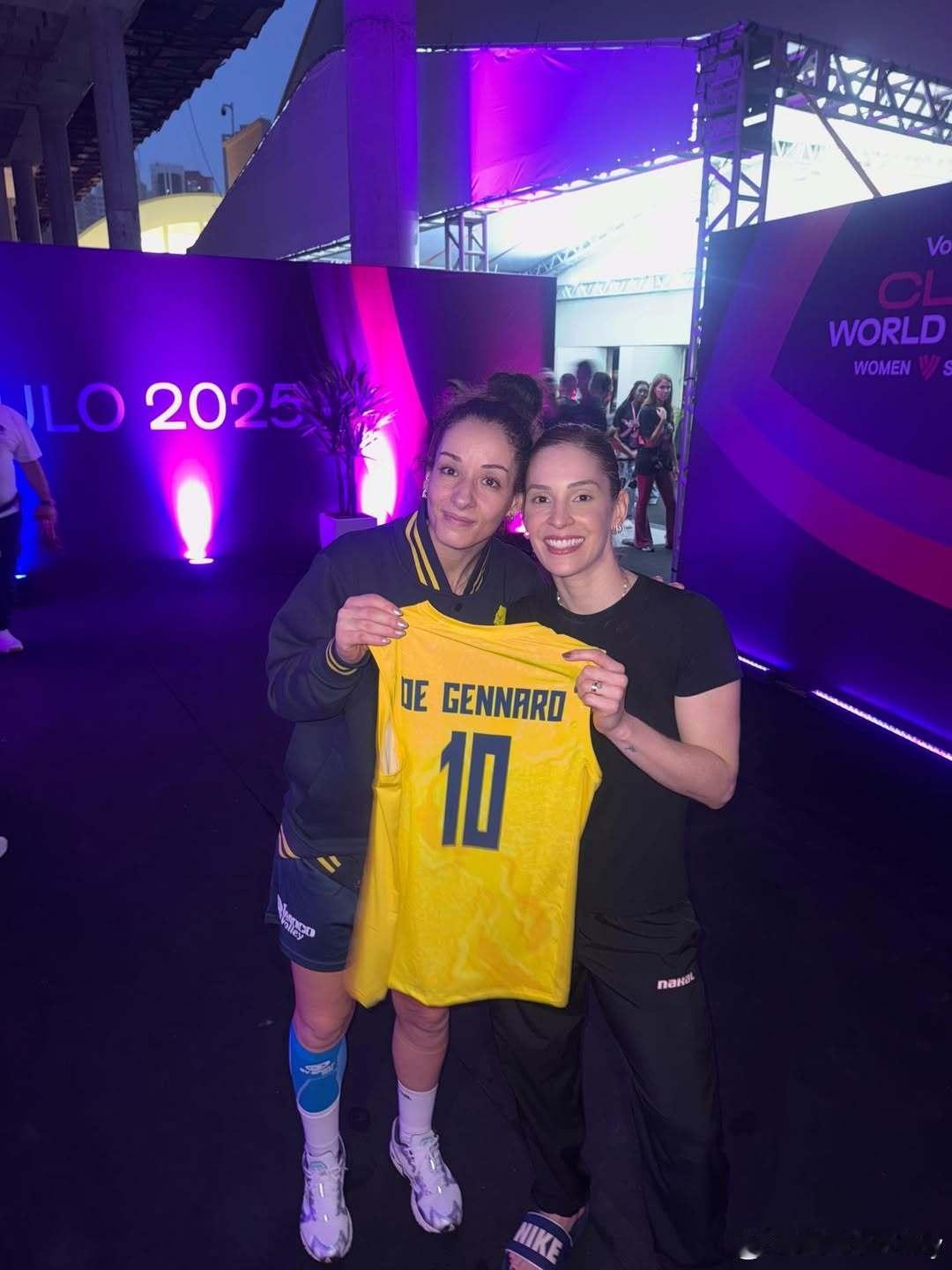 卡米拉:我是你的超级粉丝！能再次与你同场竞技，是多么的荣幸和快乐。😊女排世俱杯