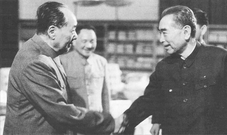 1974年毛泽东和周恩来在中南海游泳池客厅亲切握手