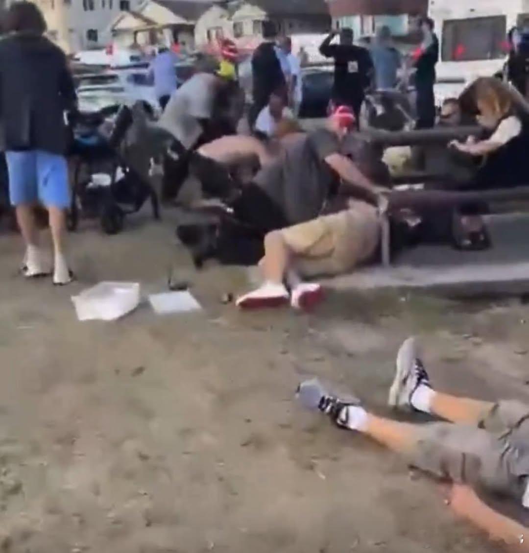 澳大利亚悉尼发生的恐怖袭击，扫射持续了10分钟，袭击造成至少16人身亡，最小的1