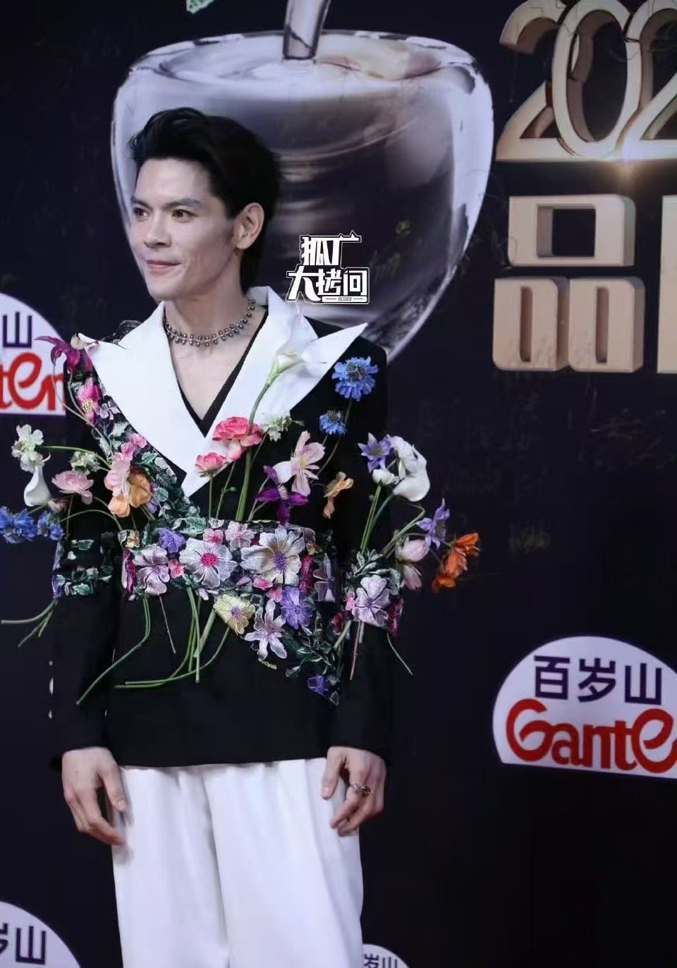 以为向佐刘晓庆穿的是情侣装 这波撞衫确实好笑，向佐和刘晓庆站一起，衣服看起来就像