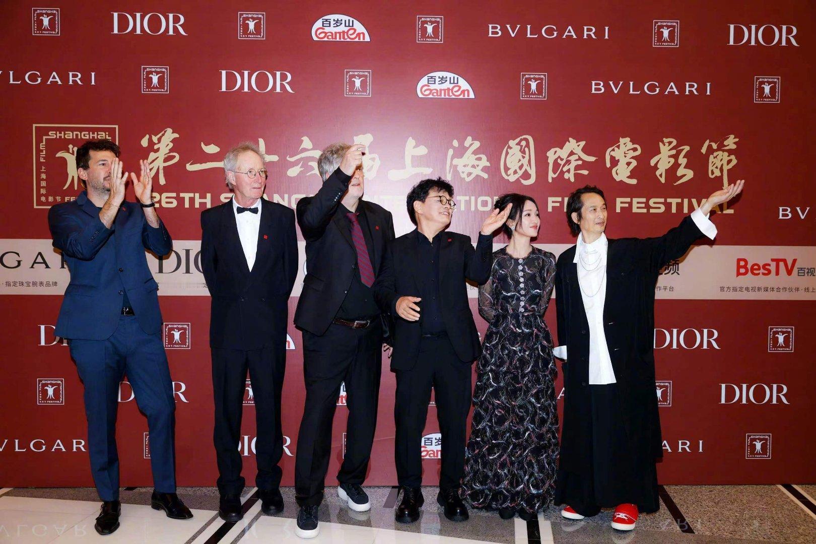 #周迅十八张图告别上海电影节# 周迅的脸上洋溢着幸福的笑容，每一张图都活灵活现，