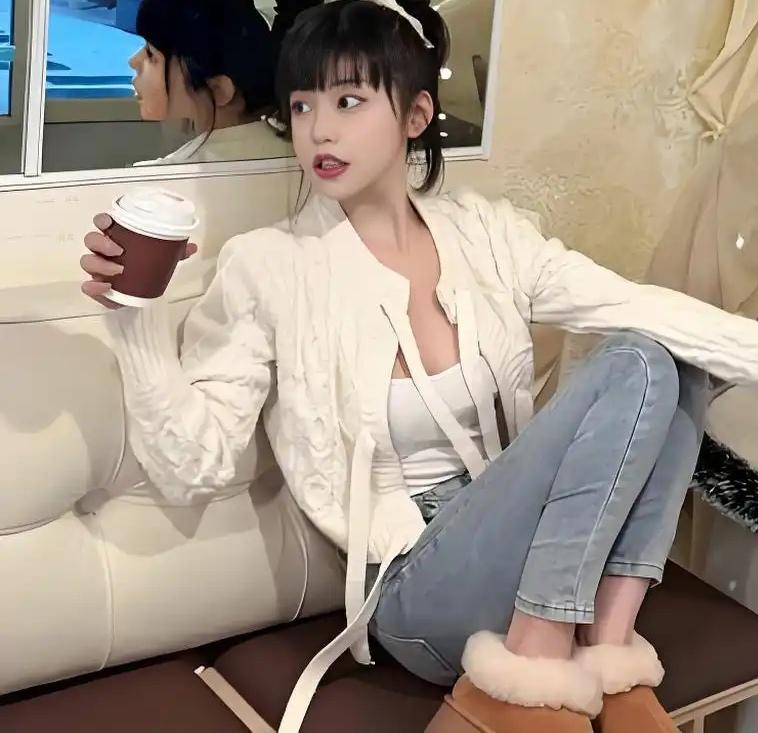 从王大发的爆料来看，
司晓迪是一个极度缺钱和缺爱的女生，
她和那么多男明星聊天，