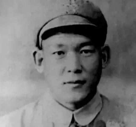 1951年，志愿军排长被13名美军包围，美军见他不断咳嗽，嘴角都咳出了血，顿时面