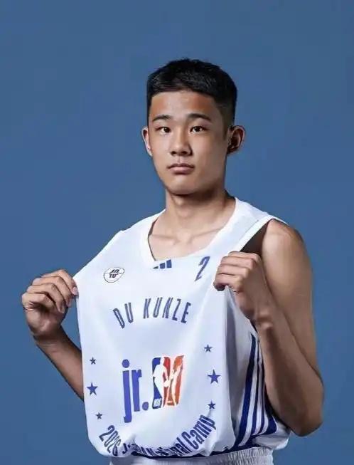 辽宁男篮超话 
目前在清华附中打球的杜昆泽即将代表辽宁队出战U系列的比赛。

2