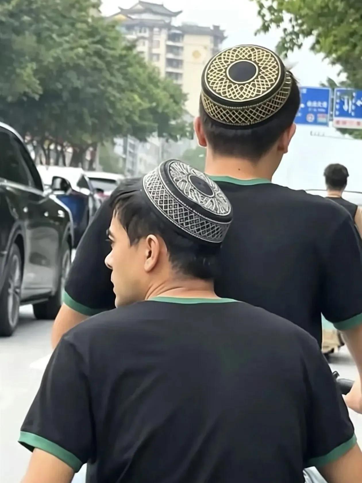 我看别人带鸭舌帽骑电动车都不掉，我带的那种带绑绳的遮阳帽，把自己勒死。有时风稍微