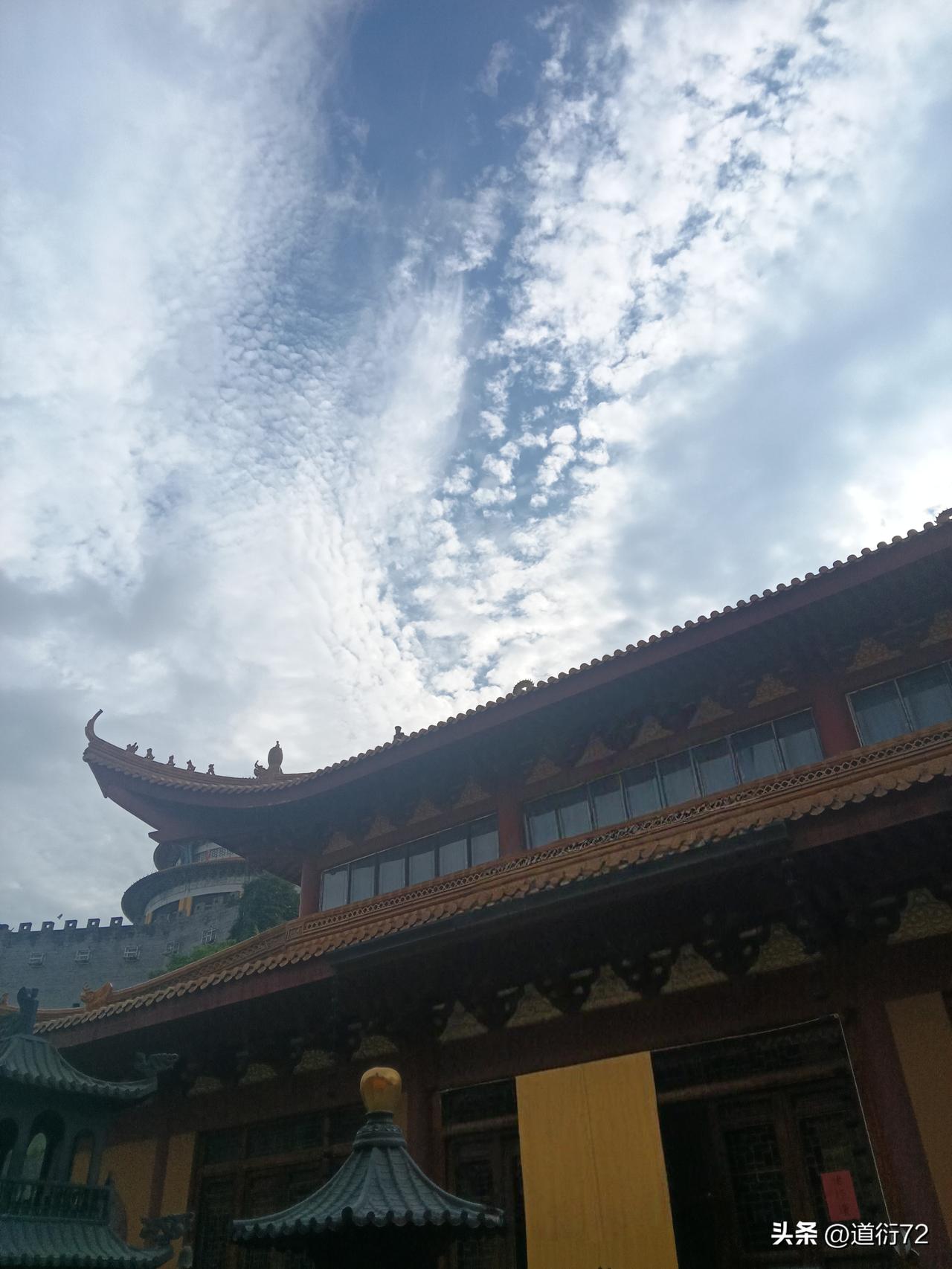 馍，黄海地区的方言，大致相当于普通话里的馒头。不同的是，馒头是发面的、松软的，而