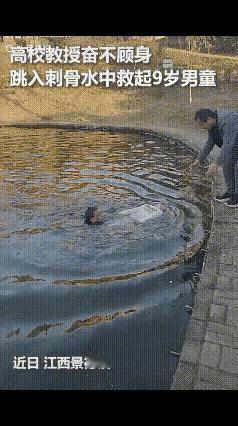 火到人民日报了！江西两黑衣男子在池塘边散步时，突然发现水里有浪花，怀疑是有人掉下
