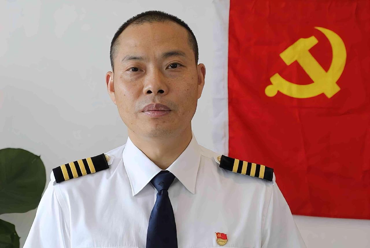 英雄机长刘传健被川航奖励500万人民币，谁知，他的妻子邹涵却没有任何高兴的表情，