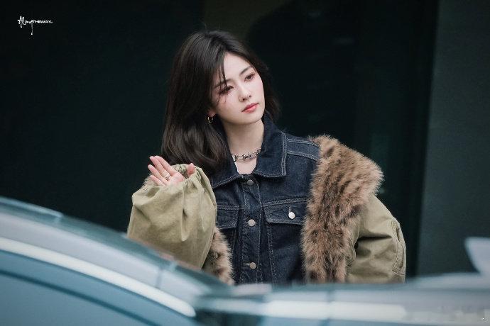 白鹿《宇宙闪烁请注意》今日上班路透🈶 剪短了头发的复古美女