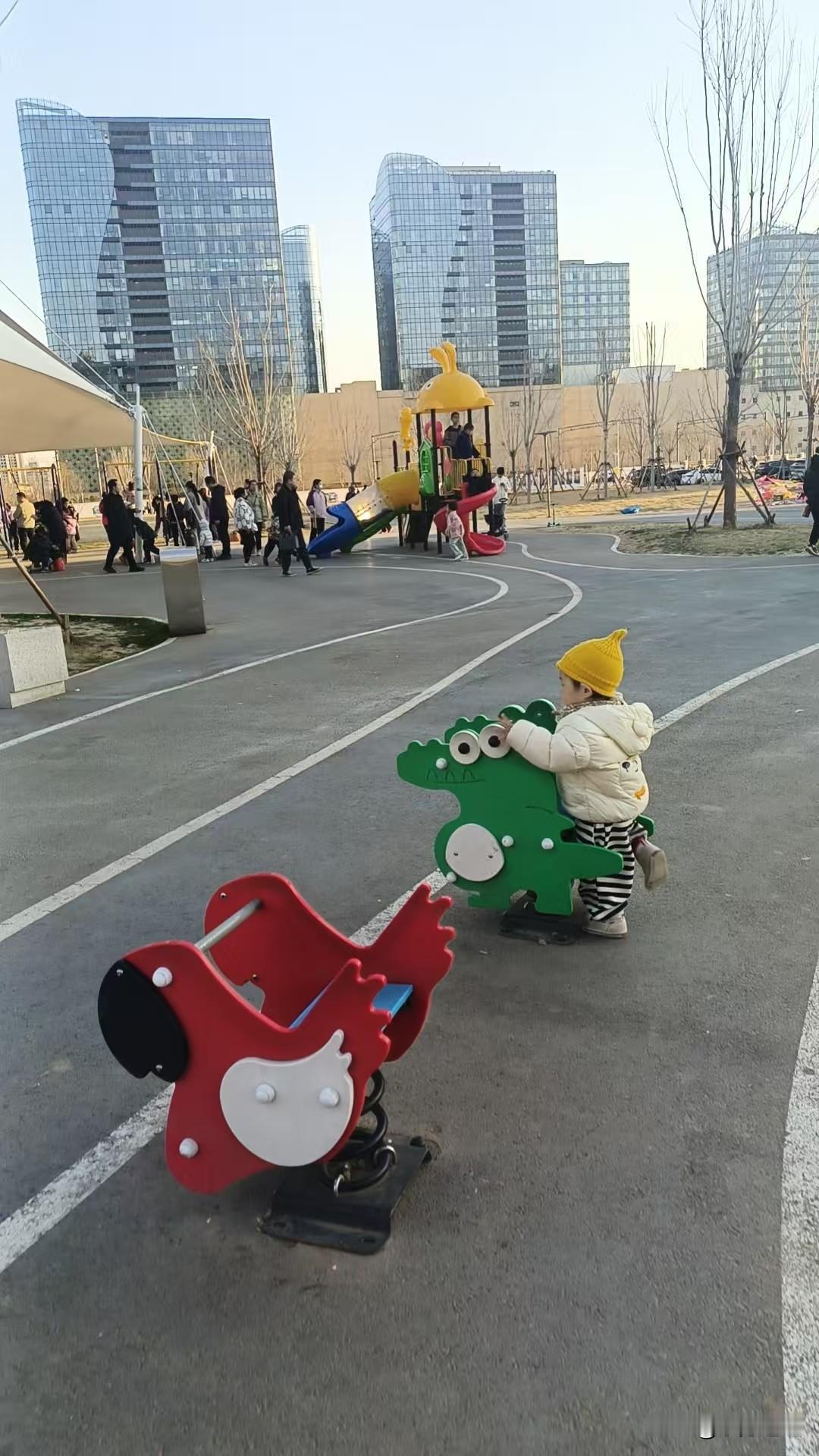  梁东方
最初把婴儿抱在怀里，这个“抱”的姿势是需要学习的。一定要一只手专门托着
