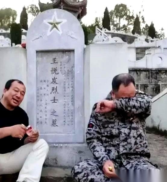 “牺牲29年了，一个来扫墓的家人都没有。”
陵园园长这句话，像颗子弹，一下子钻进