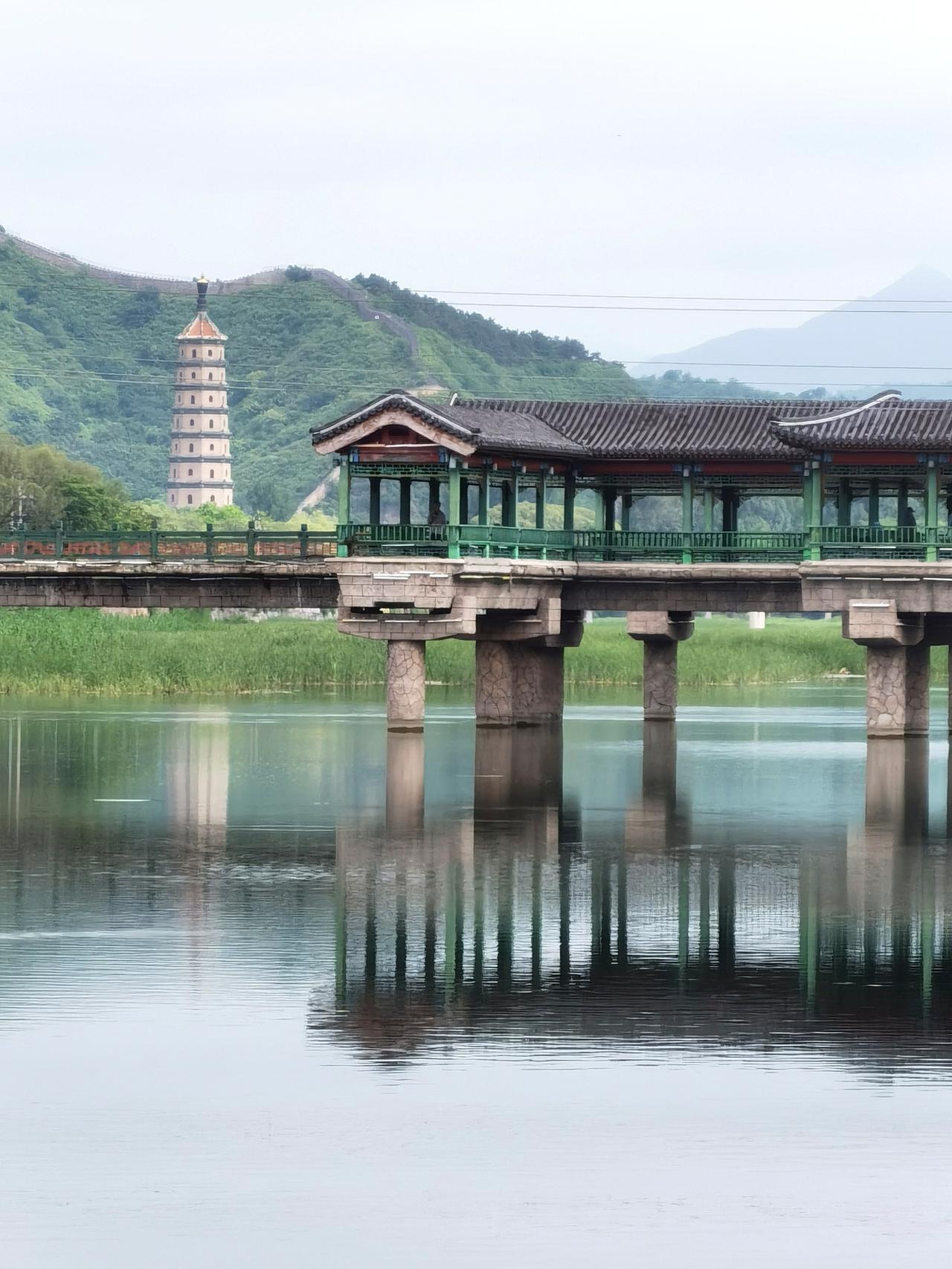 承德也有廊桥，名字叫乾阳步行桥。

步行桥横跨武烈河，紧邻避暑山庄。其最大特点是
