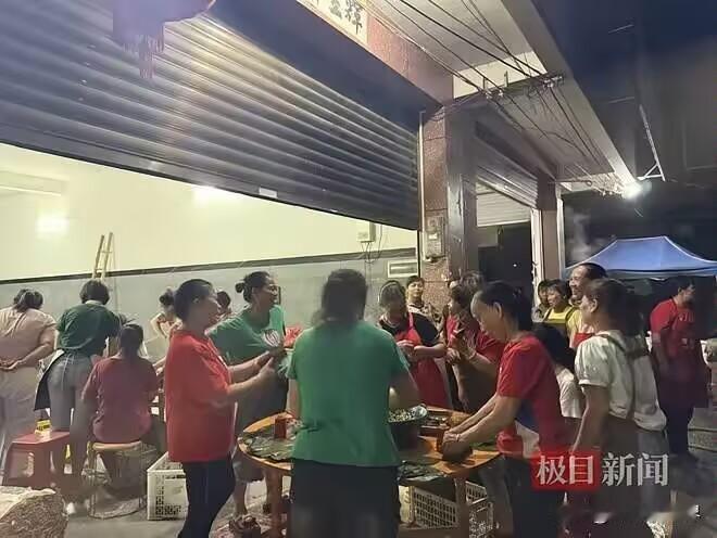 看哭了！广西横州，洪水刚退，安置点里一个光脚汉子捏着热粽子问价钱。老板娘莫娇摆摆