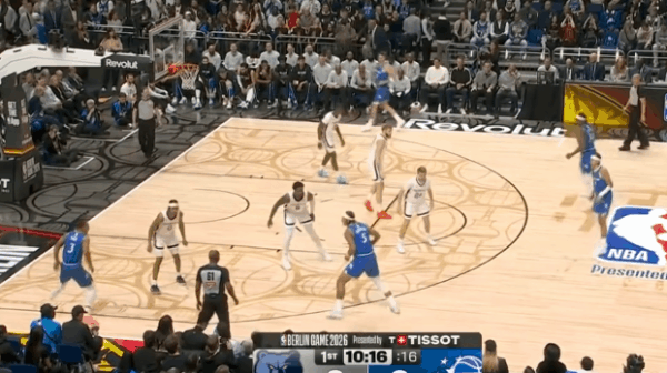 布莱克观察：有无球结合21+7+6助队取胜&世界名画篮下一扣四图1贝恩和班凯罗的