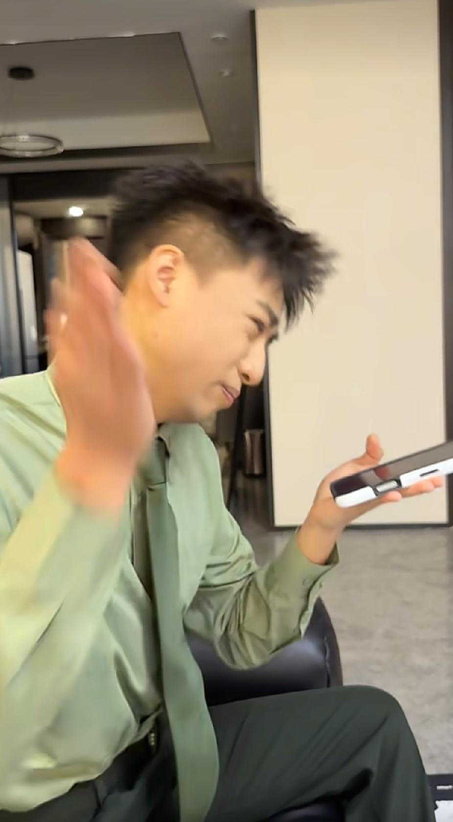 男子突然接到一个小女孩打来的电话，上一秒还在说小女孩打错了，下一秒却扇了自己一巴