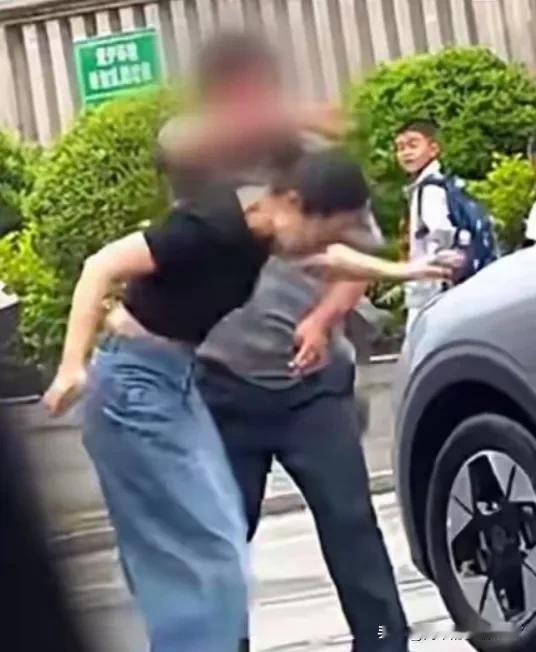 扇女子耳光的保安麻烦大了，完整视频还原了事情的详细情况。


 事情是这样的，当