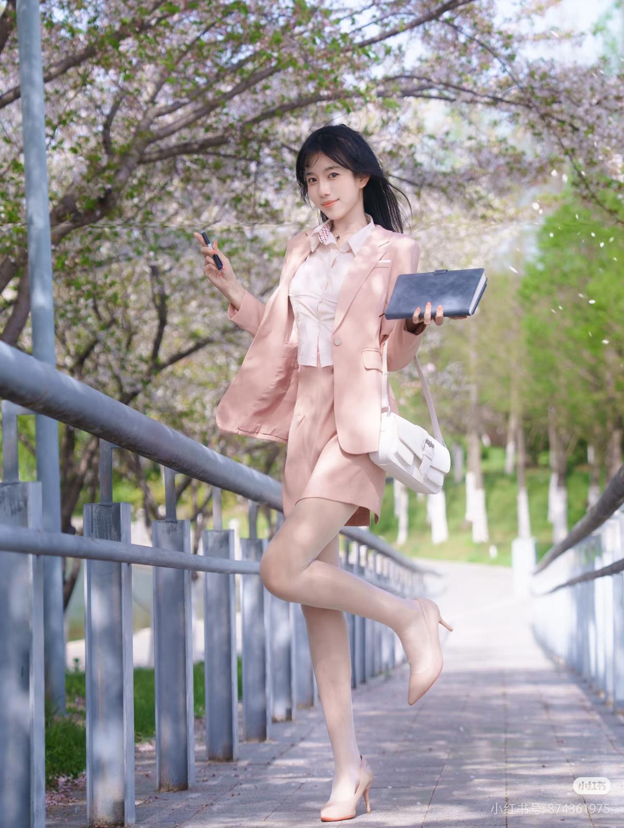 樱花树下，优雅少女，手机与书相伴，春日漫步