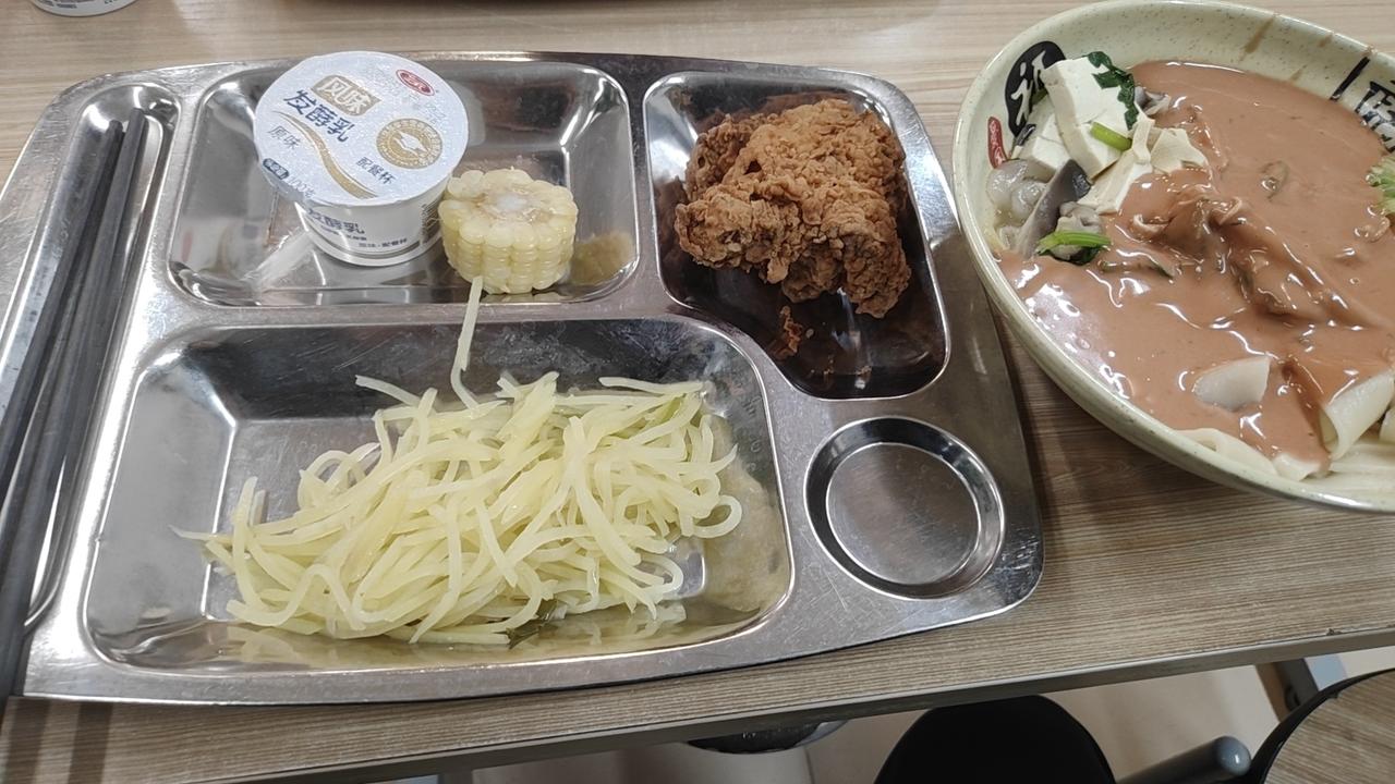 凡事不必太较真，糊涂一点，快乐多一点。

小故事：一位老人在菜市场买菜，摊主多收