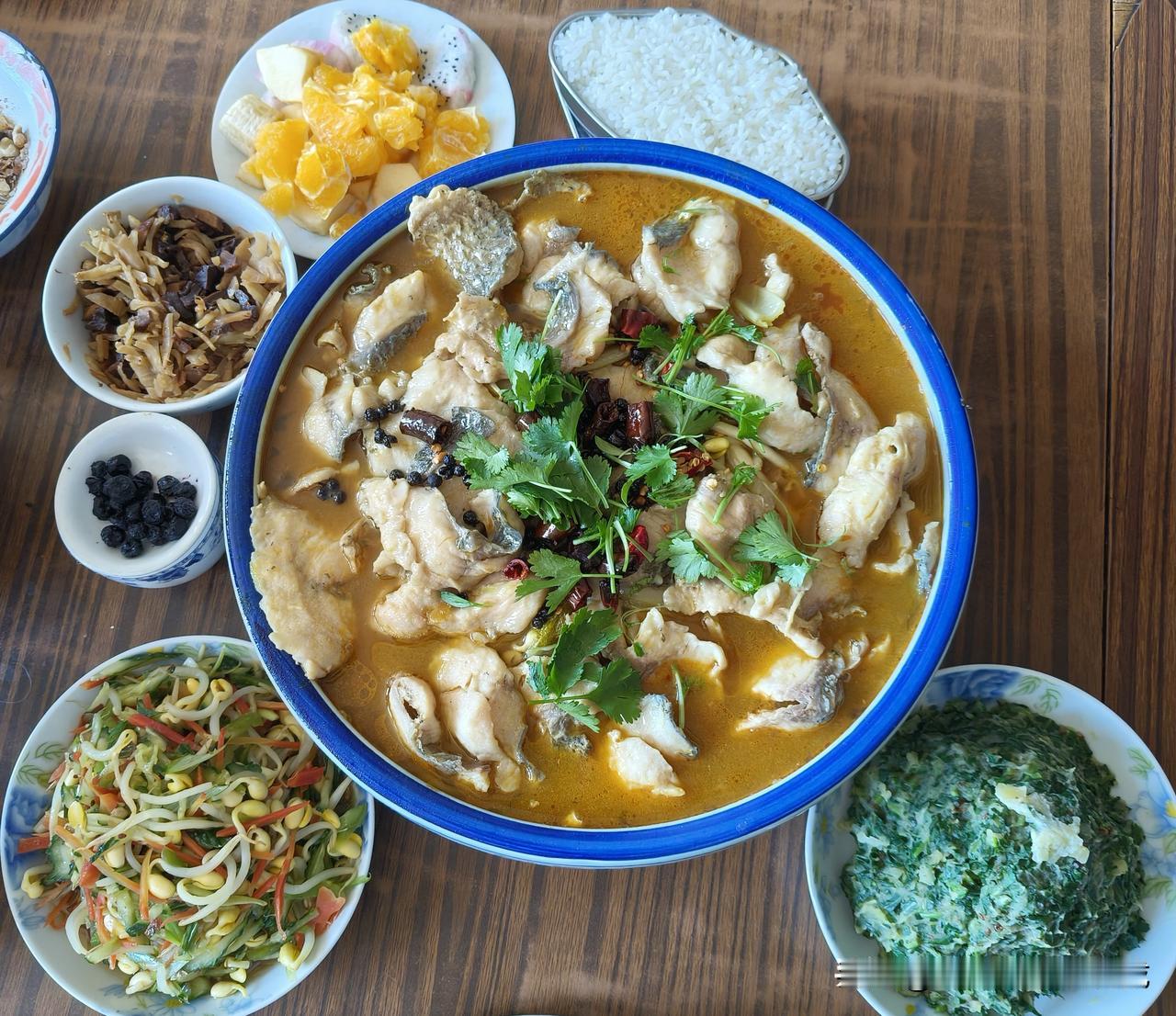 73岁大姐今天叫我吃饭，2个人做了一大盆酸菜鱼，把院子里的苦菜调了一小盘苦菜土豆