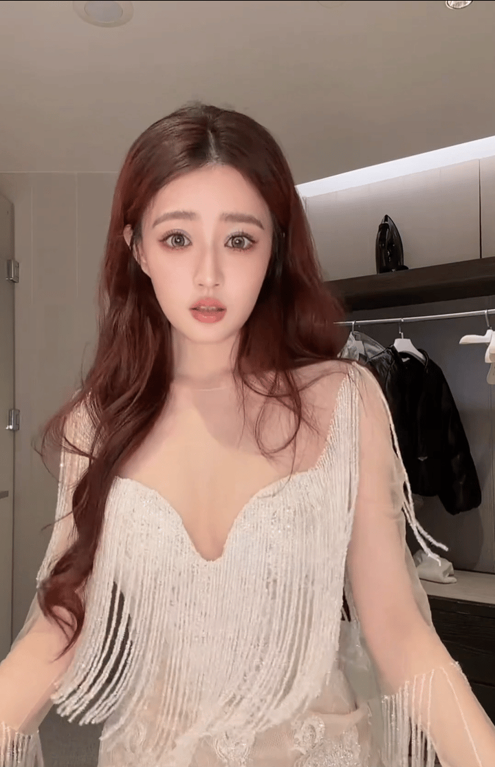 乔任梁给徐璐加的滤镜
终于让她自己给败光了
现在这副鬼迷日眼的模样
真的让人难以