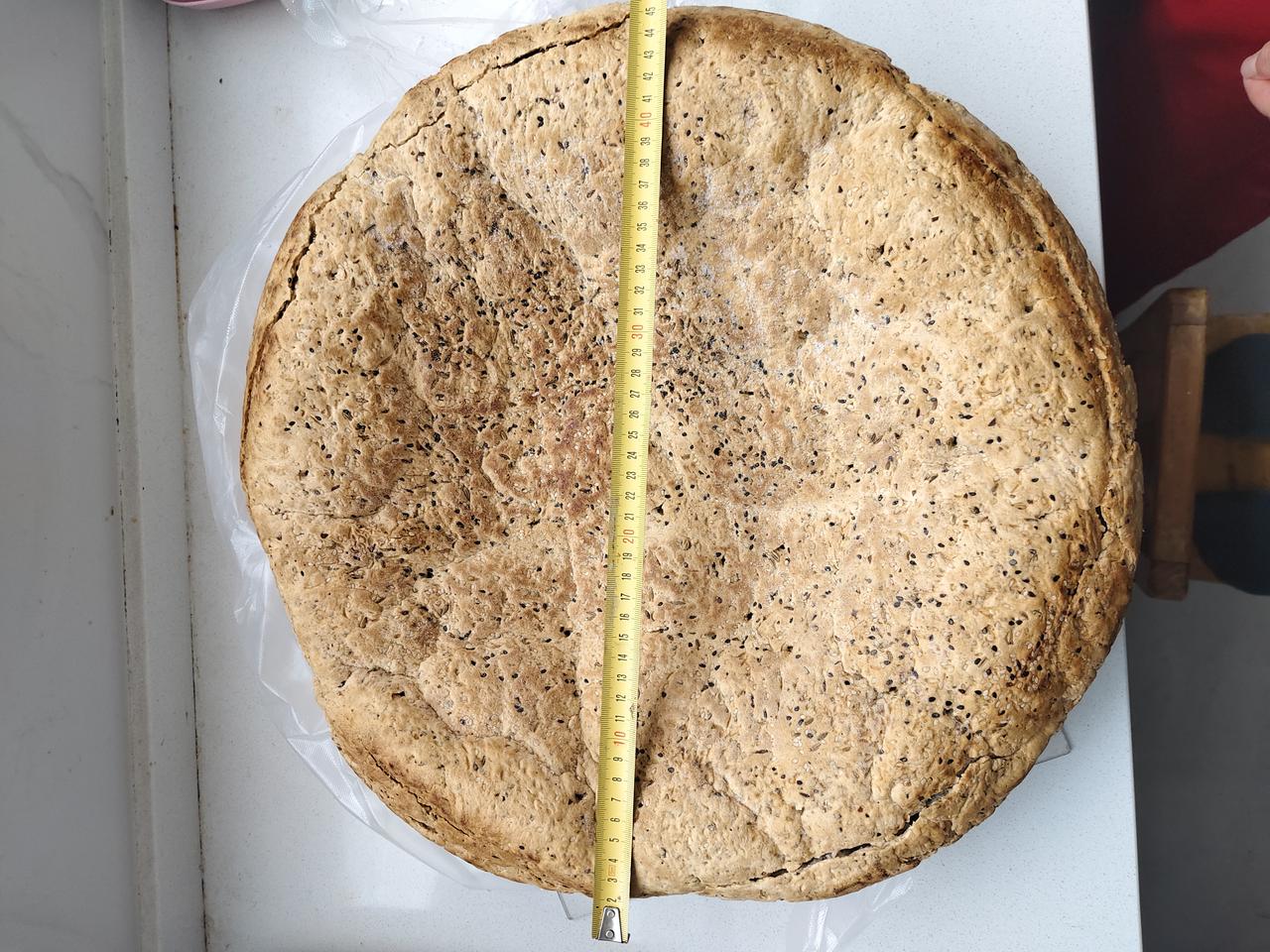 人们错读了陕西人的锅盔上千年。
先说一说有关饼的故事。说有一个懒汉，老婆回娘家时