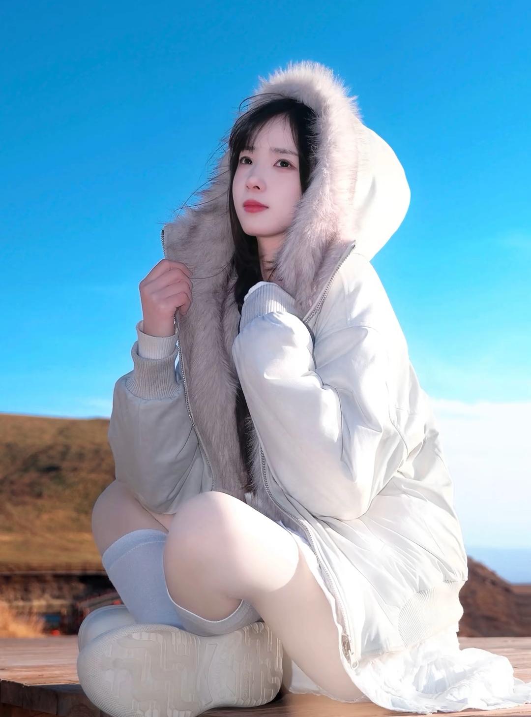 少女风写真照蓝天作伴，微风拂面。新岁启封，愿生活如这般纯净美好，无拘无束。☁️写