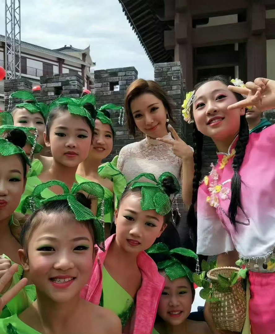 维妮娜淘汰这么优秀的一位选手居然被淘汰了...她可是前央视主持人啊中传毕业的后面