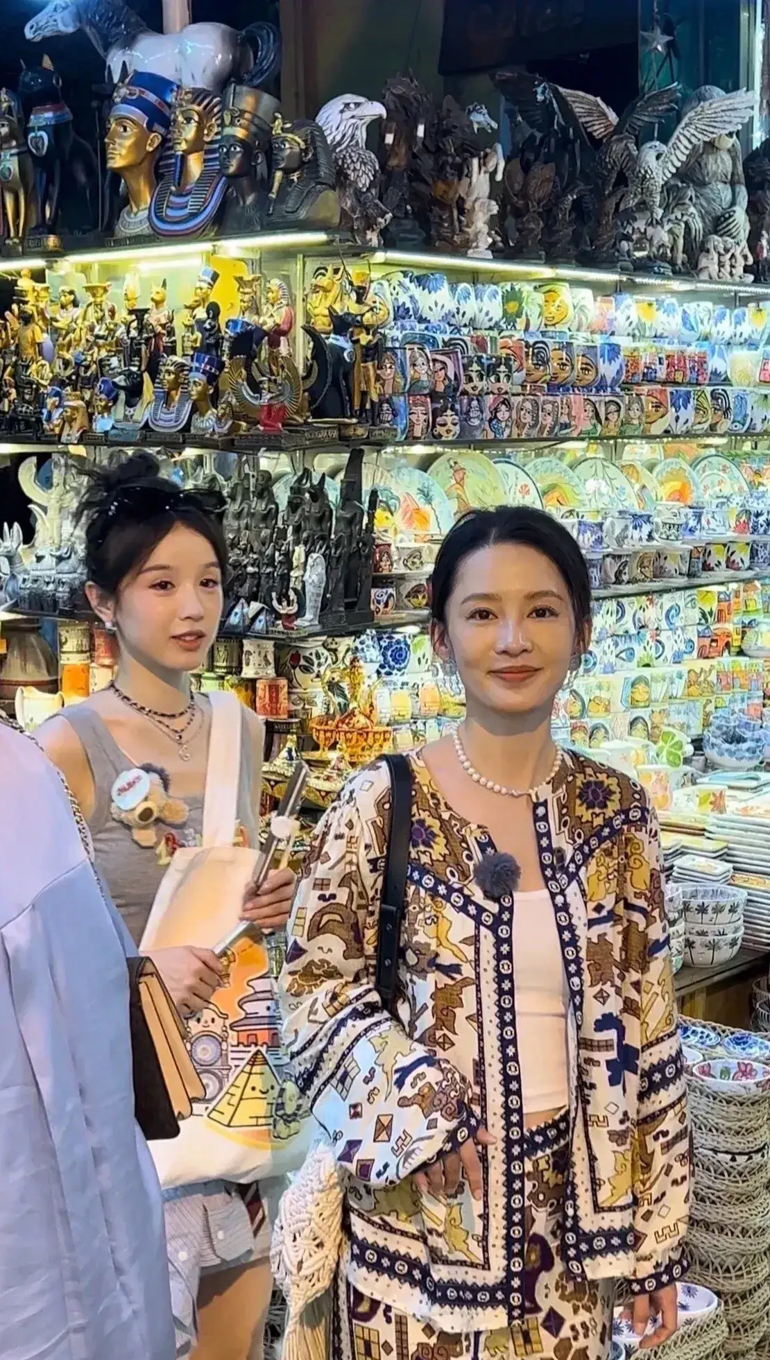 两人合照，才知道谁最漂亮。 ​​​