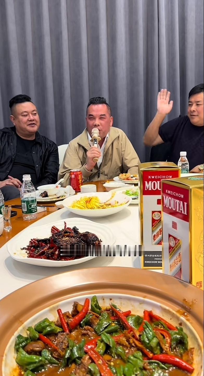 上海品膳房阿牛哥，为恩师张大炮深情献歌，师徒情深看哭众人。
最近阿牛哥在一场饭局