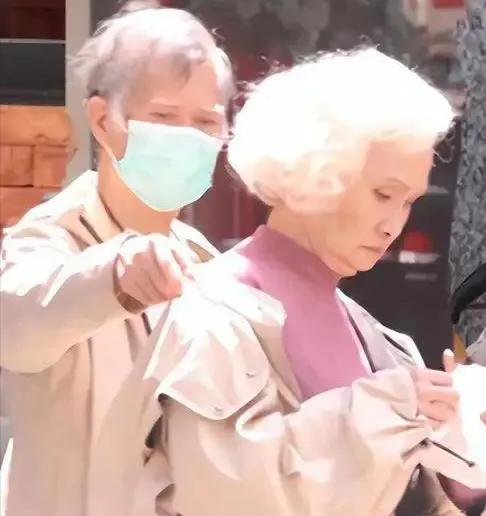 我们总以为老戏骨们会一直活跃在荧幕上，是岁月永远冲不淡的记忆。然而2025年7月