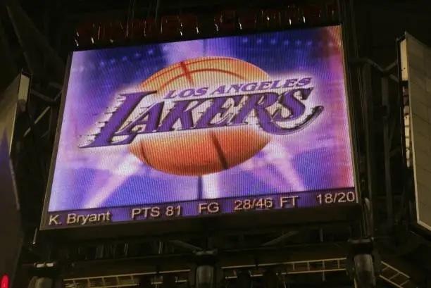 2006年1月22日，斯台普斯中心。一个看似平凡的周日夜晚，却诞生了现代篮球历史